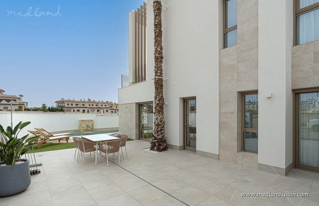 3 bedroom Villa for sale in Ciudad Quesada with pool garage - € 435,000 (Ref: 9385333)