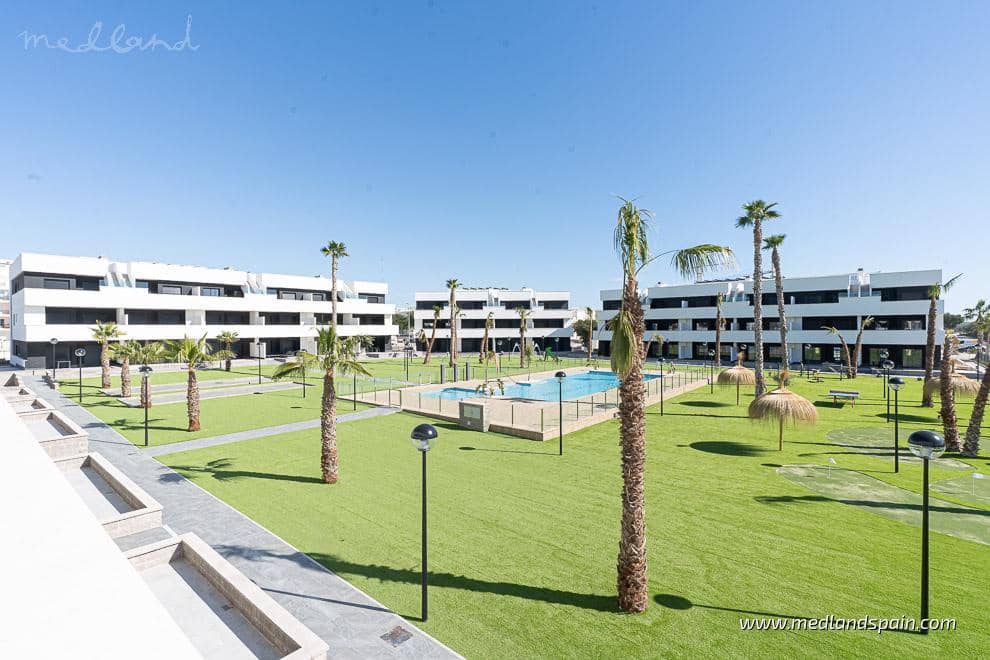 3 chambre Appartement à vendre à Guardamar del Segura avec piscine garage - 301 000 € (Ref: 9599243)