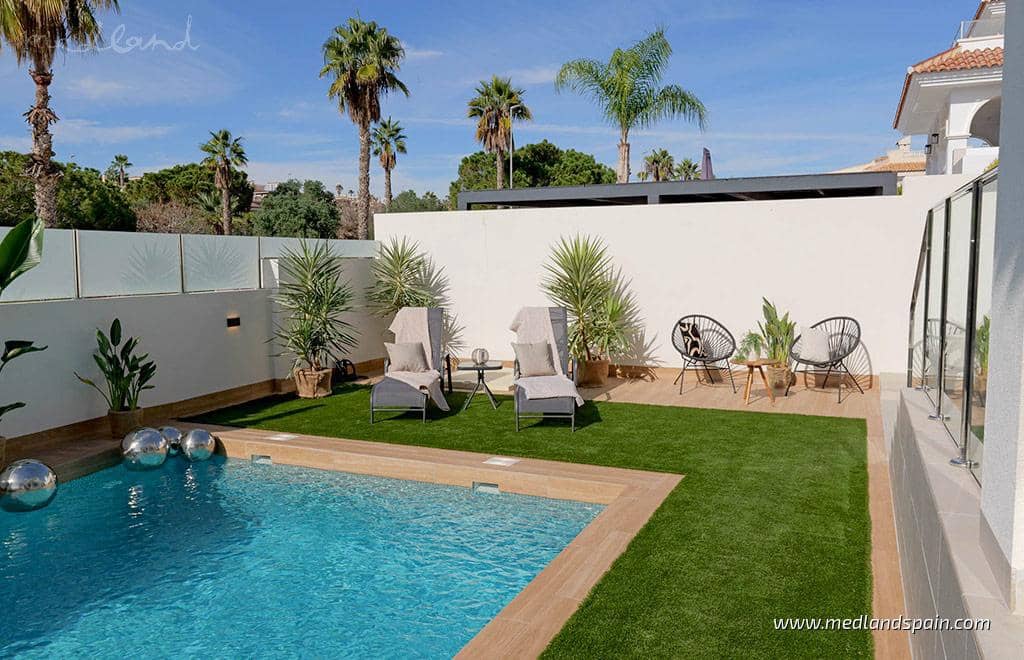 3 makuuhuone Huvila myytävänä paikassa Ciudad Quesada mukana uima-altaan 
autotalli - 871 162 € (Ref: 9611391)