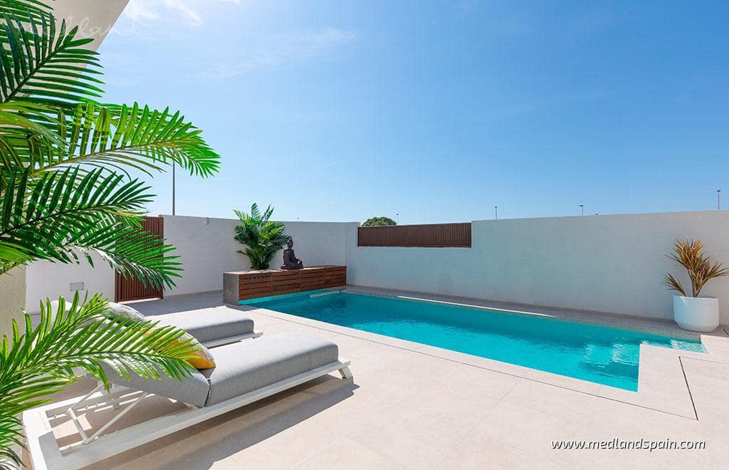 2 soveværelse Villa til salg i Los Alcazares med swimmingpool garage - € 439.000 (Ref: 9761908)