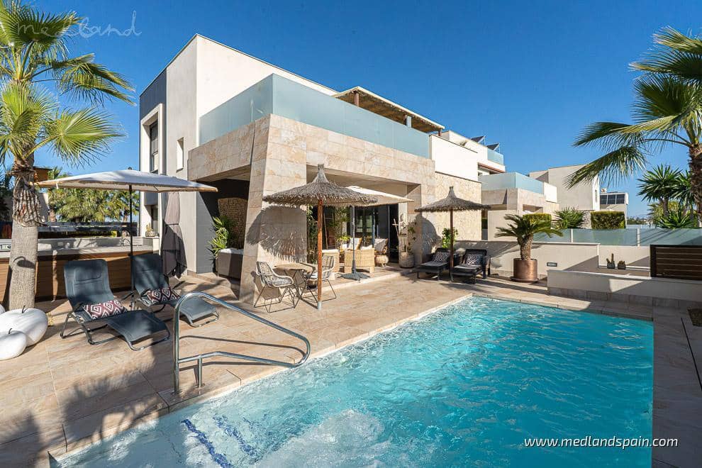 Chalet de 4 habitaciones en Benijófar en venta con piscina garaje - 724.900 € (Ref: 9780297)