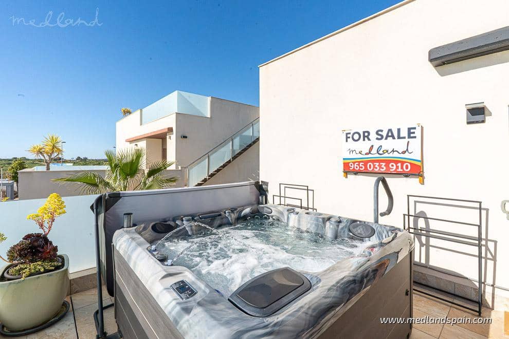 Chalet de 4 habitaciones en Benijófar en venta con piscina garaje - 724.900 € (Ref: 9780297)