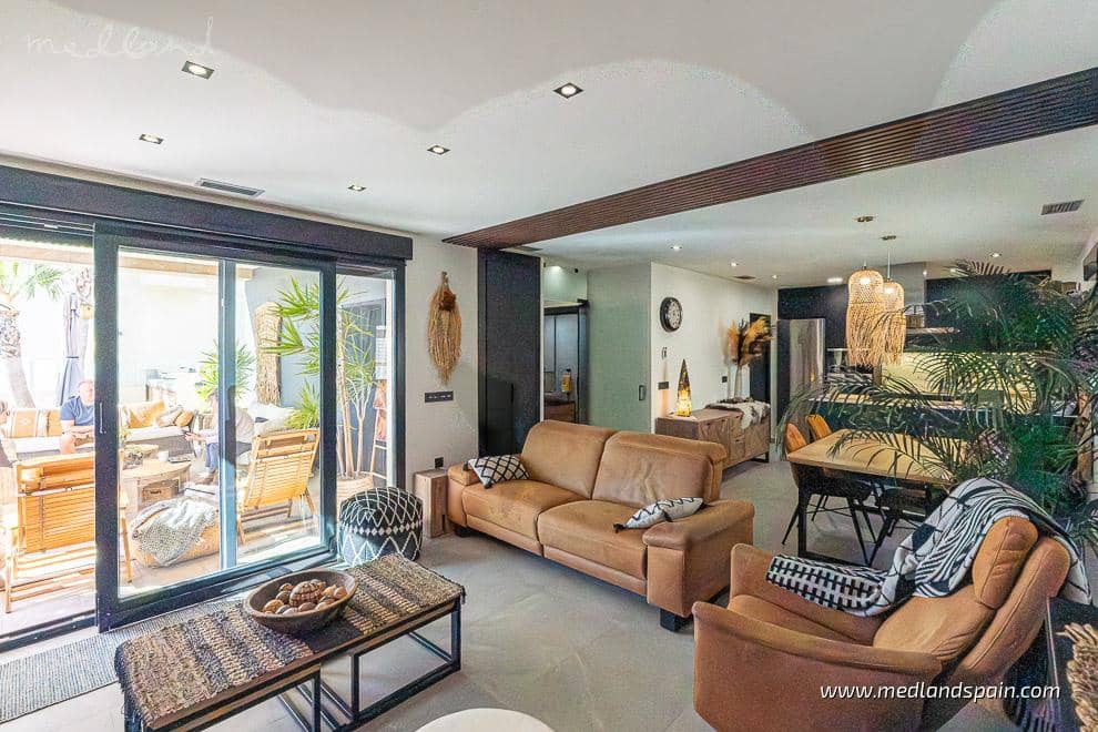 4 bedroom Villa for sale in Benijofar with pool garage - € 724,900 (Ref: 9780297)