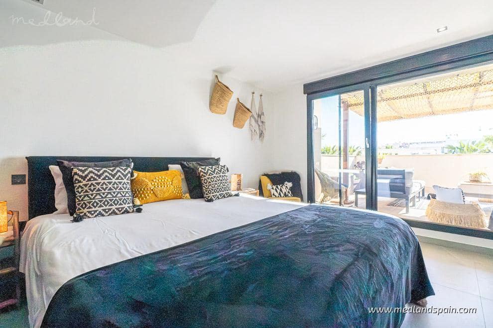 4 bedroom Villa for sale in Benijofar with pool garage - € 724,900 (Ref: 9780297)