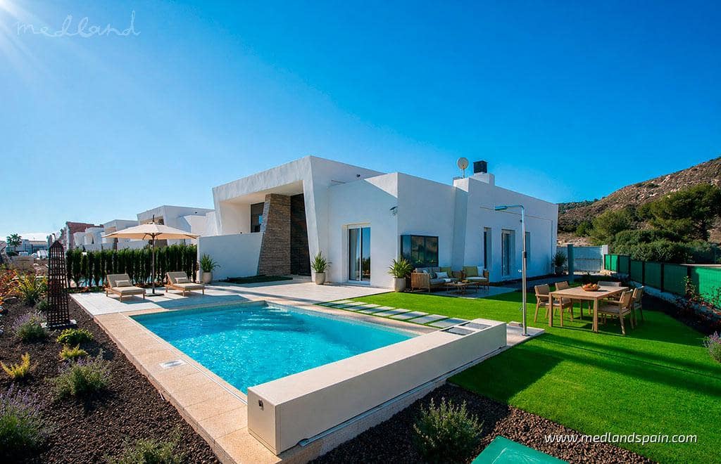 3 soveværelse Villa til salg i Algorfa med swimmingpool garage - € 519.000 (Ref: 9785473)