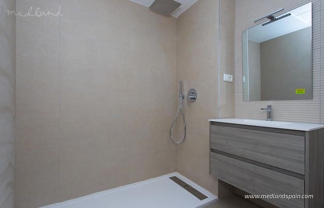 3 soverom Hus til salgs i Alicante by med svømmebasseng garasje - € 330 000 (Ref: 9855194)
