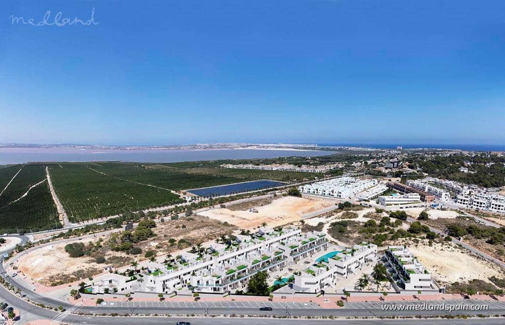 3 soverom Hus til salgs i Torrevieja med svømmebasseng garasje - € 539 000 (Ref: 9873209)