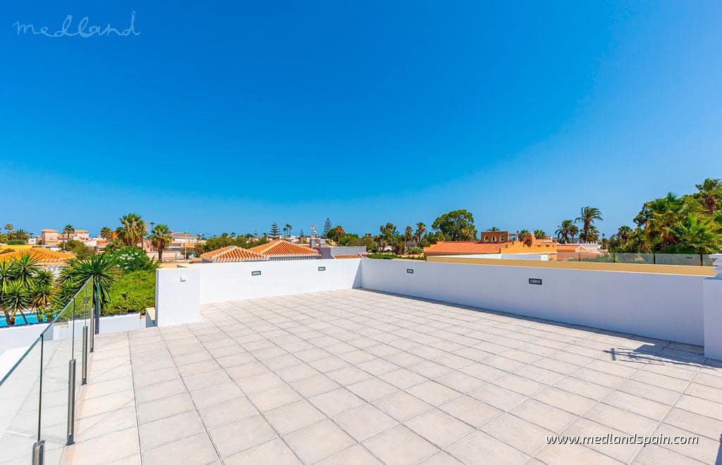 3 Zimmer Villa zu verkaufen in Los Balcones mit Pool Garage - 725.000 € (Ref: 9880728)
