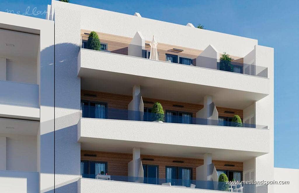 3 makuuhuone Huoneisto myytävänä paikassa Torrevieja mukana uima-altaan - 286 000 € (Ref: 9915510)