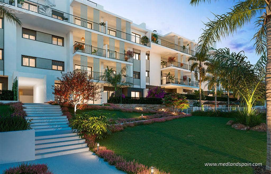 Apartamento de 2 habitaciones en Estepona en venta con piscina garaje - 845.000 € (Ref: 9945435)