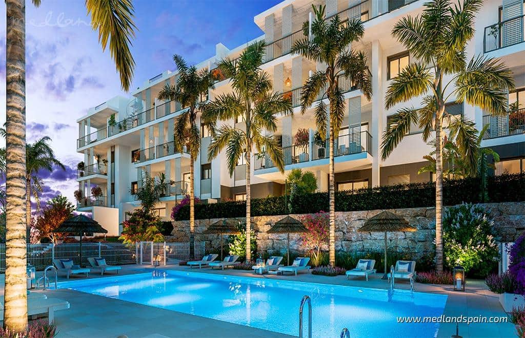 Apartamento de 2 habitaciones en Estepona en venta con piscina garaje - 845.000 € (Ref: 9945435)
