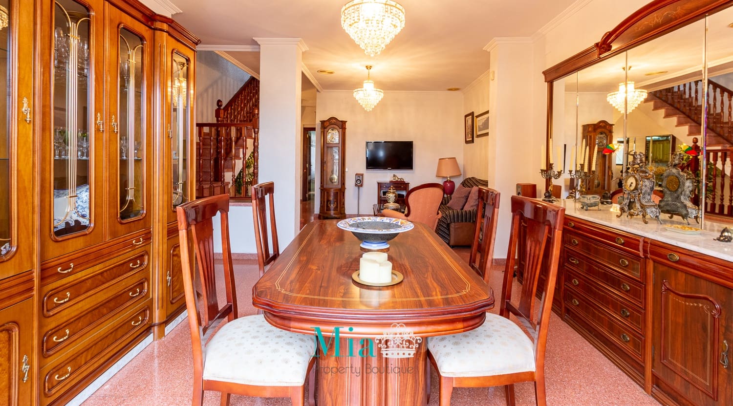 8 soverom Hus til salgs i Alicante by - € 700 000 (Ref: 7993379)