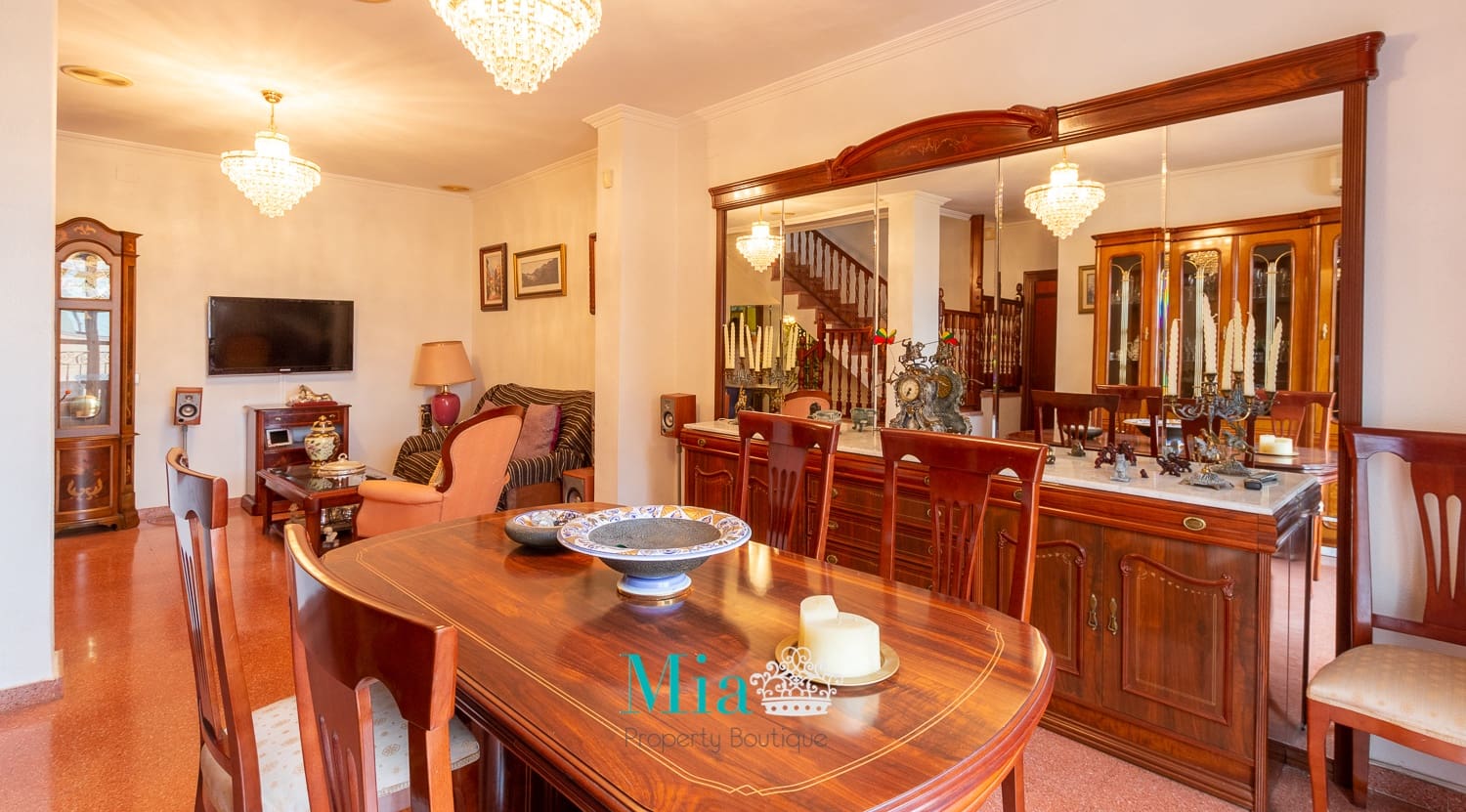 8 soverom Hus til salgs i Alicante by - € 700 000 (Ref: 7993379)