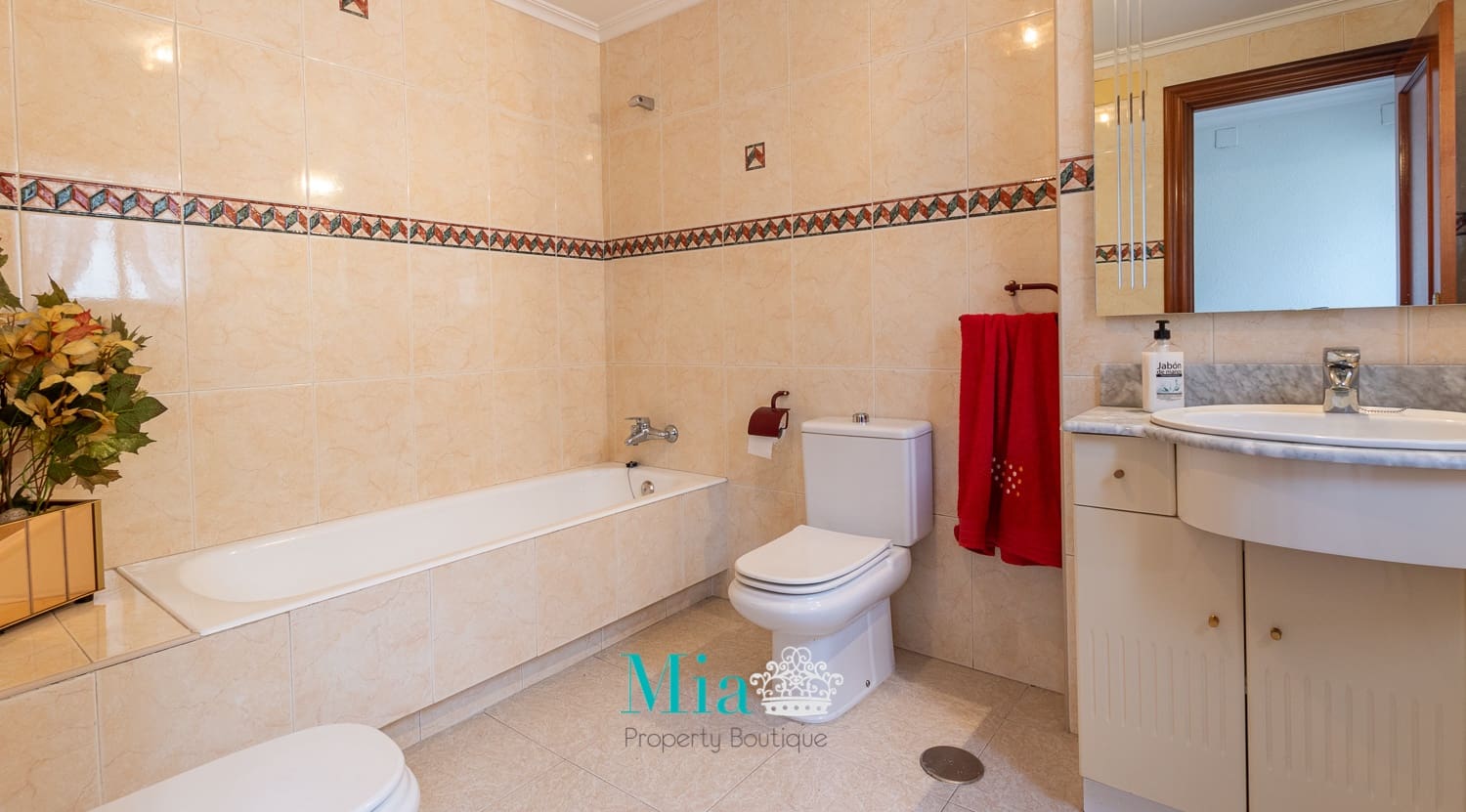 8 soverom Hus til salgs i Alicante by - € 700 000 (Ref: 7993379)