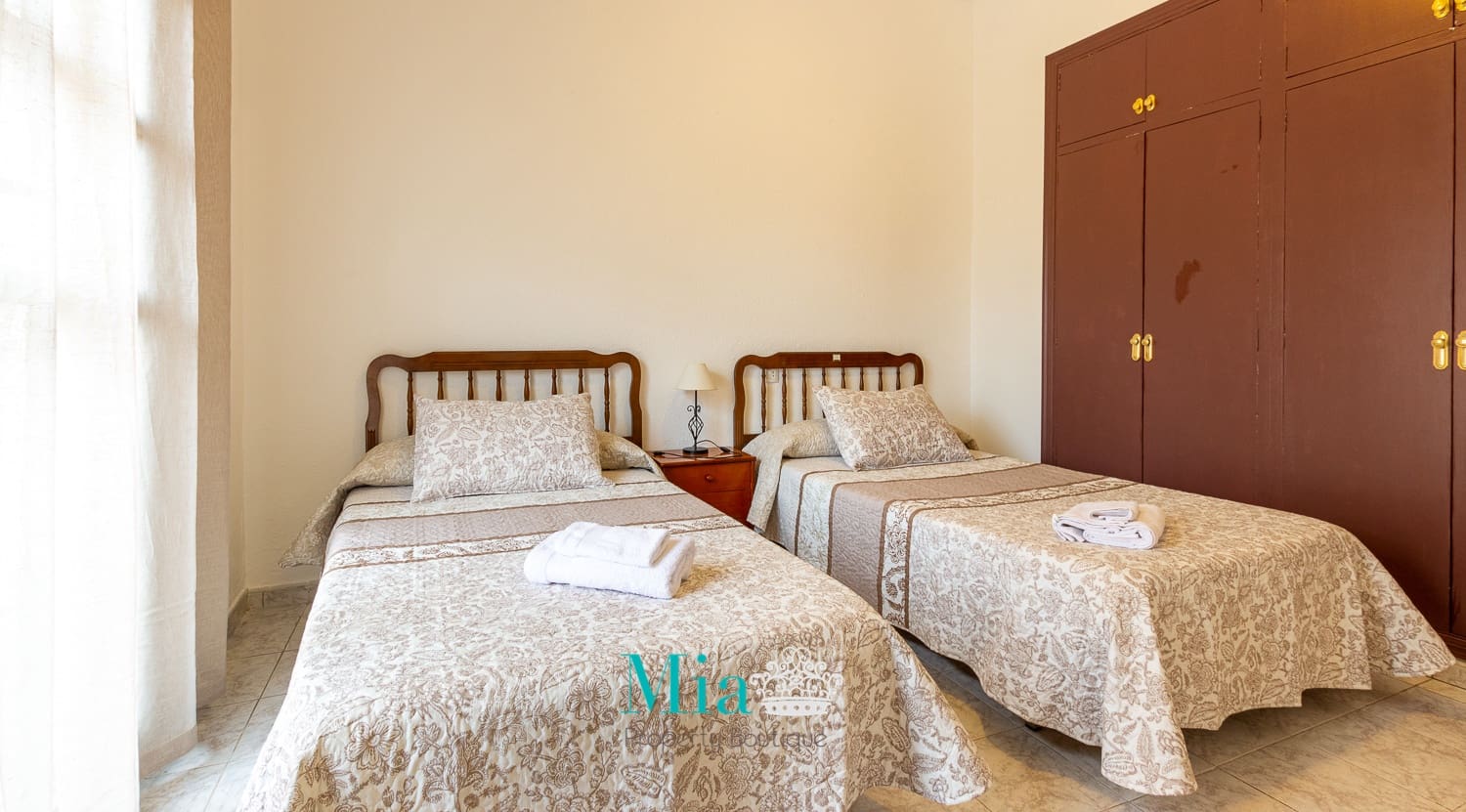 8 soverom Hus til salgs i Alicante by - € 700 000 (Ref: 7993379)