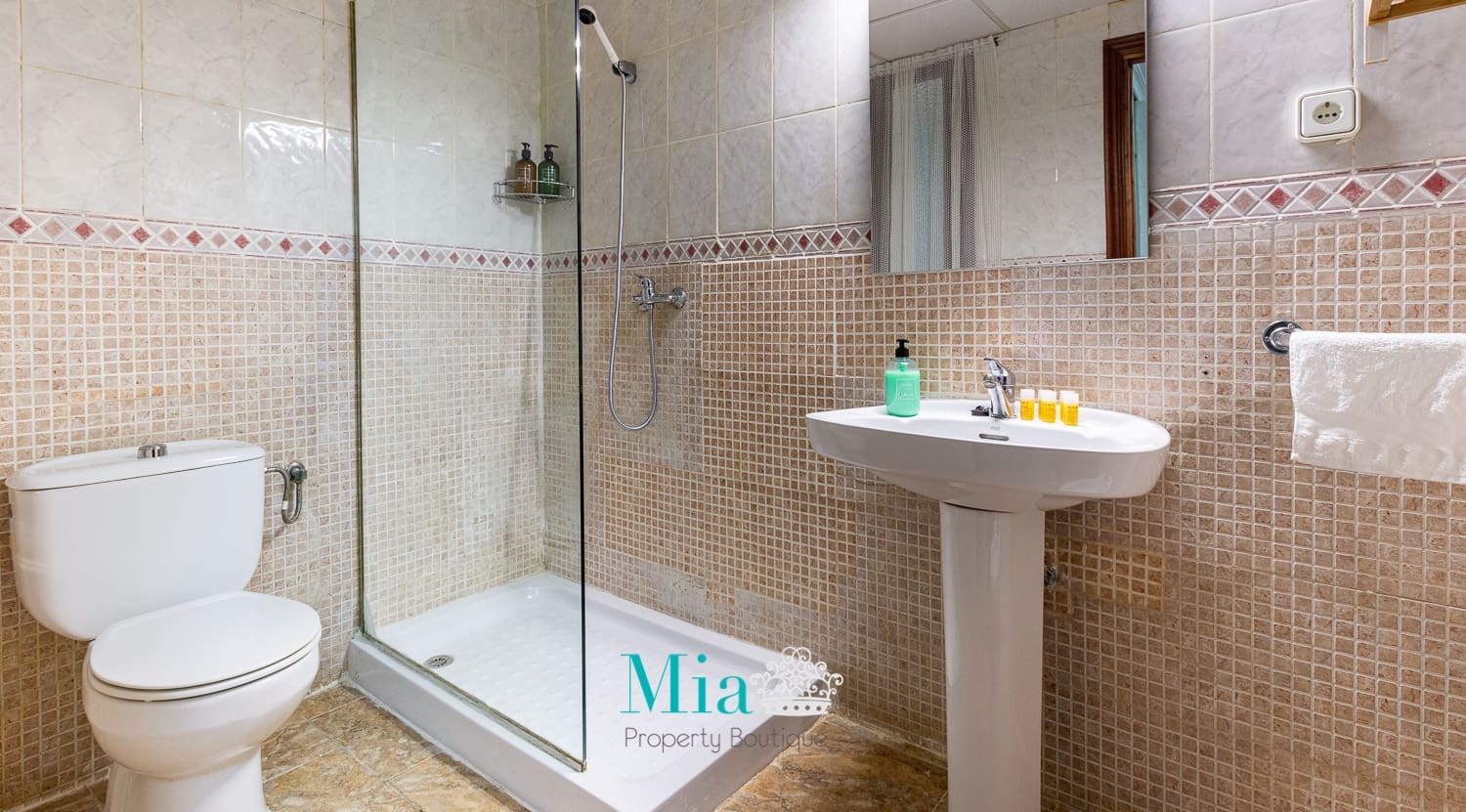 8 soverom Hus til salgs i Alicante by - € 700 000 (Ref: 7993379)