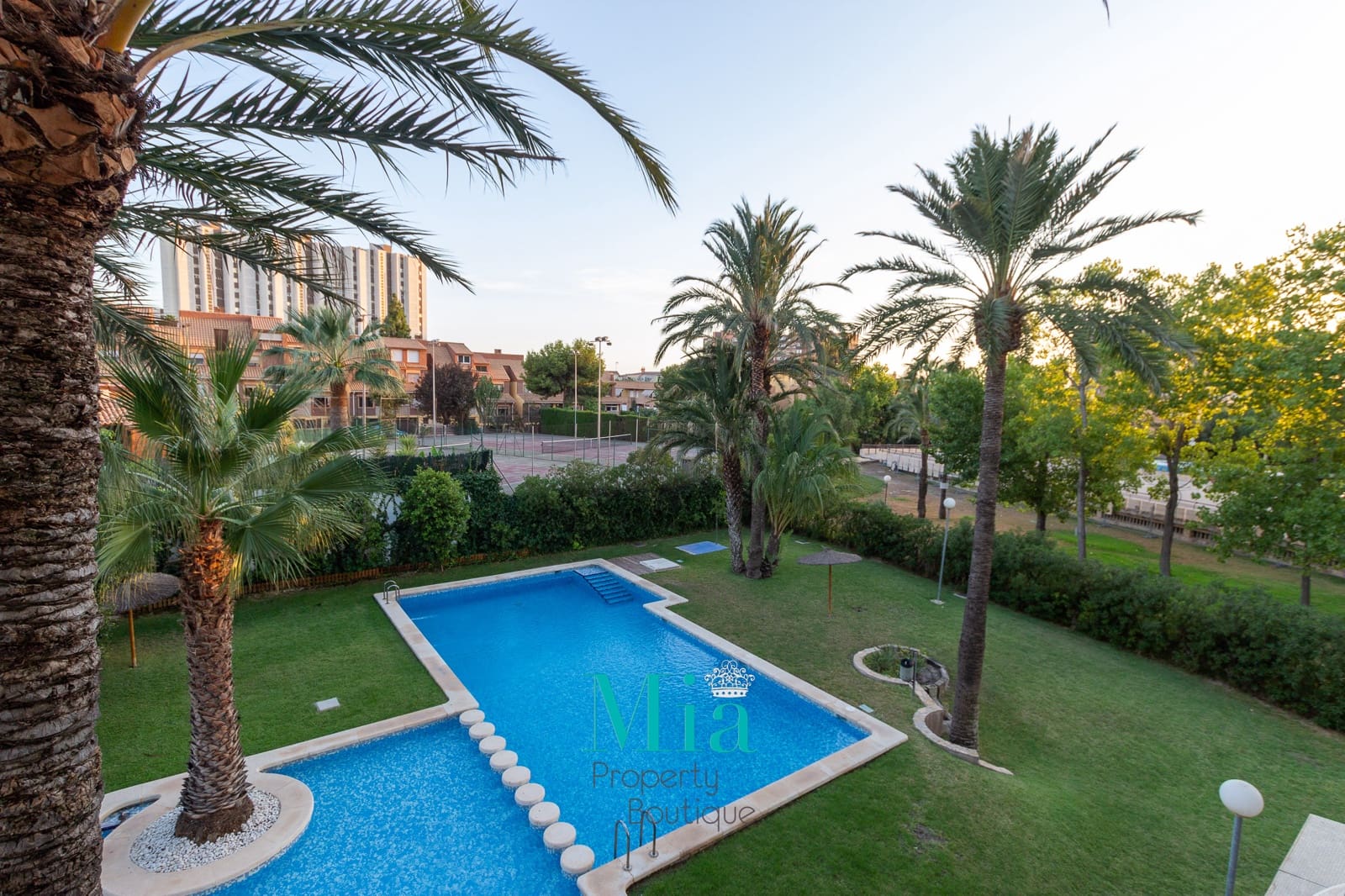 2 slaapkamer Appartement te huur in Alicante stad met zwembad garage - € 1.400 (Ref: 7993398)