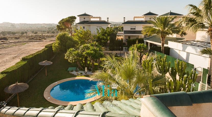5 bedroom Bungalow for sale in El Campello with pool - € 575,000 (Ref: 7993429)
