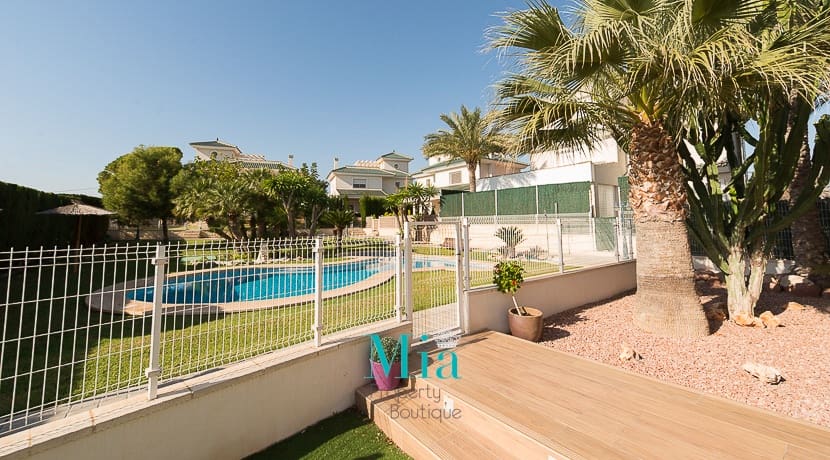 5 bedroom Bungalow for sale in El Campello with pool - € 575,000 (Ref: 7993429)