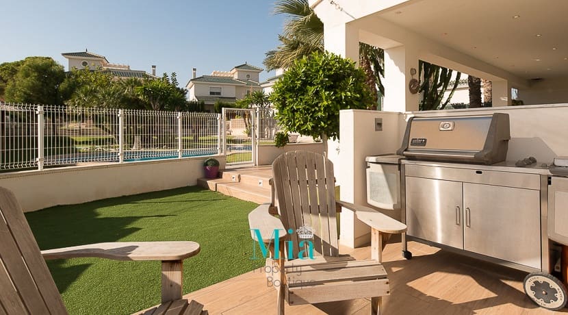 5 bedroom Bungalow for sale in El Campello with pool - € 575,000 (Ref: 7993429)