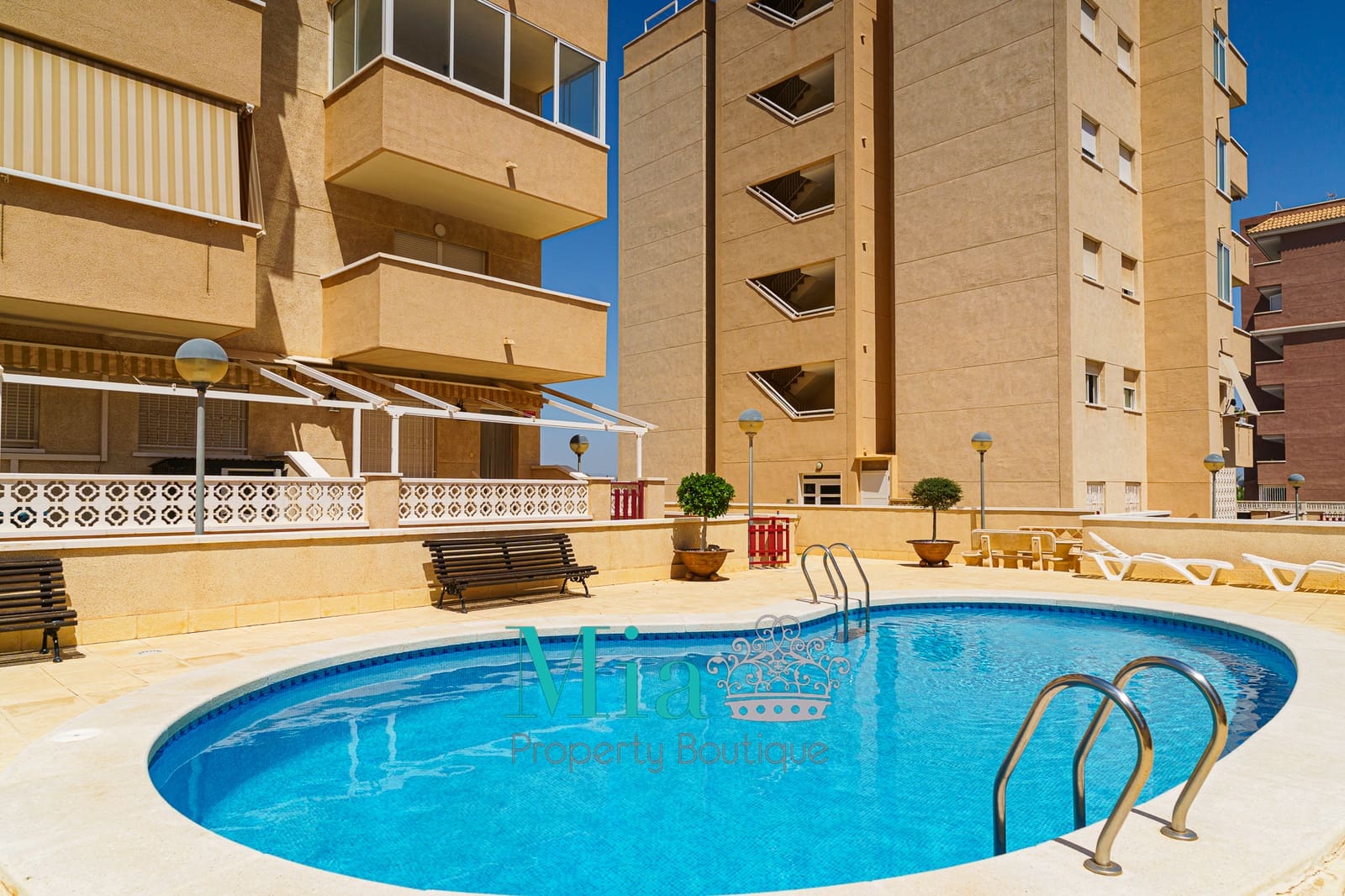 Appartement de 2 chambres à louer à Arenales del Sol - 800 € (Ref: 9189844)