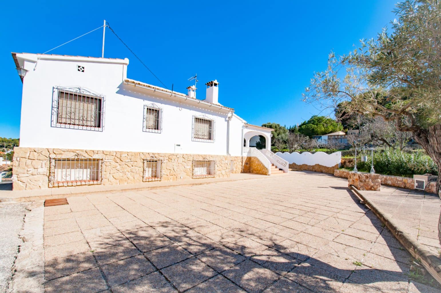 6 bedroom Villa for sale in Benissa with pool garage - € 990,000 (Ref: 8825990)