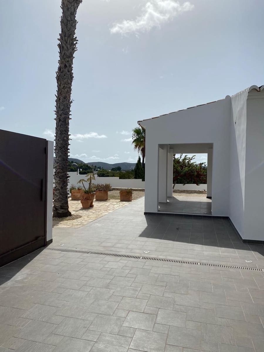 3 bedroom Villa for sale in Moraira with pool - € 1,440,000 (Ref: 9009175)