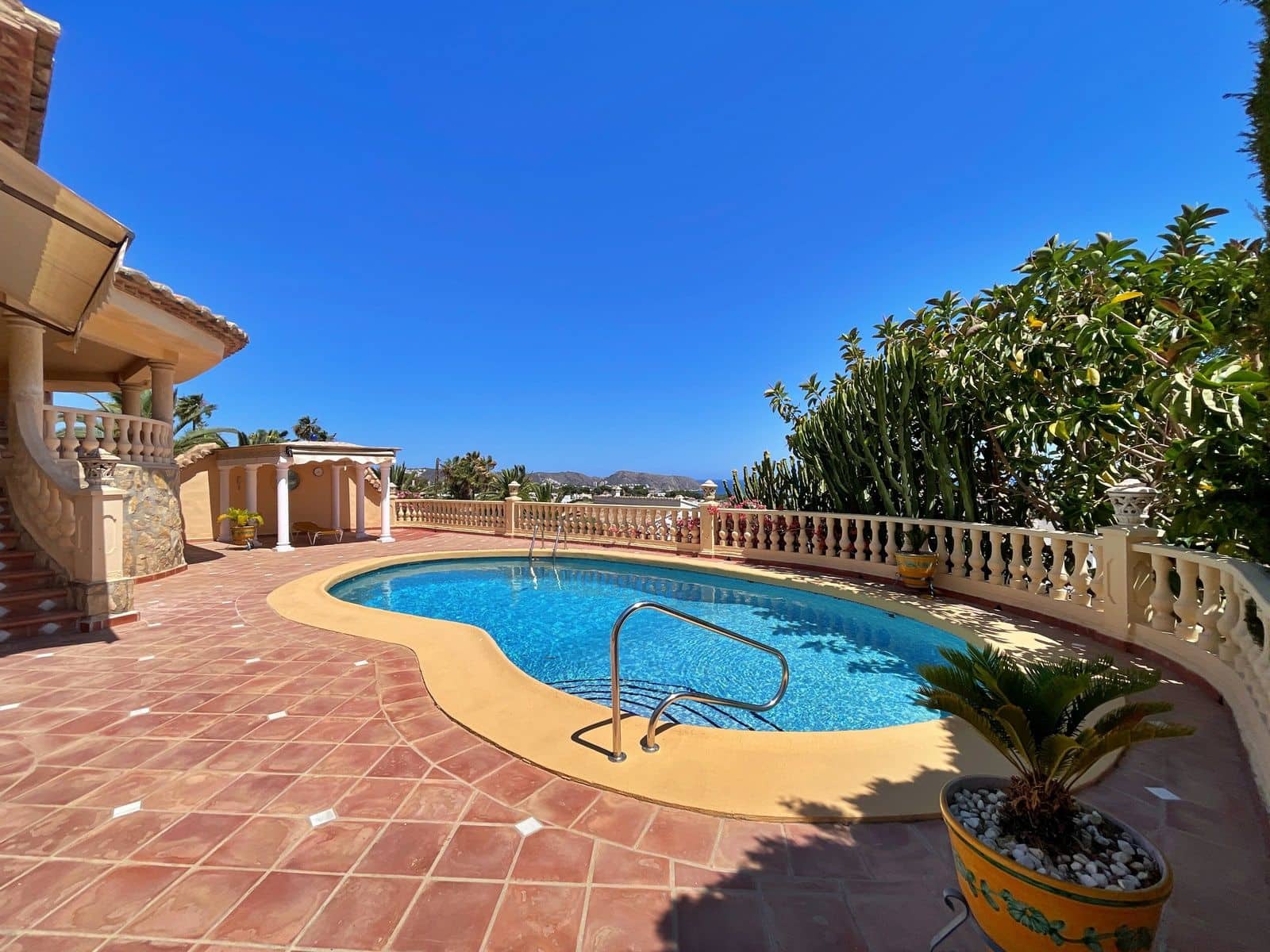 4 bedroom Villa for sale in Teulada with pool garage - € 899,000 (Ref: 9181872)