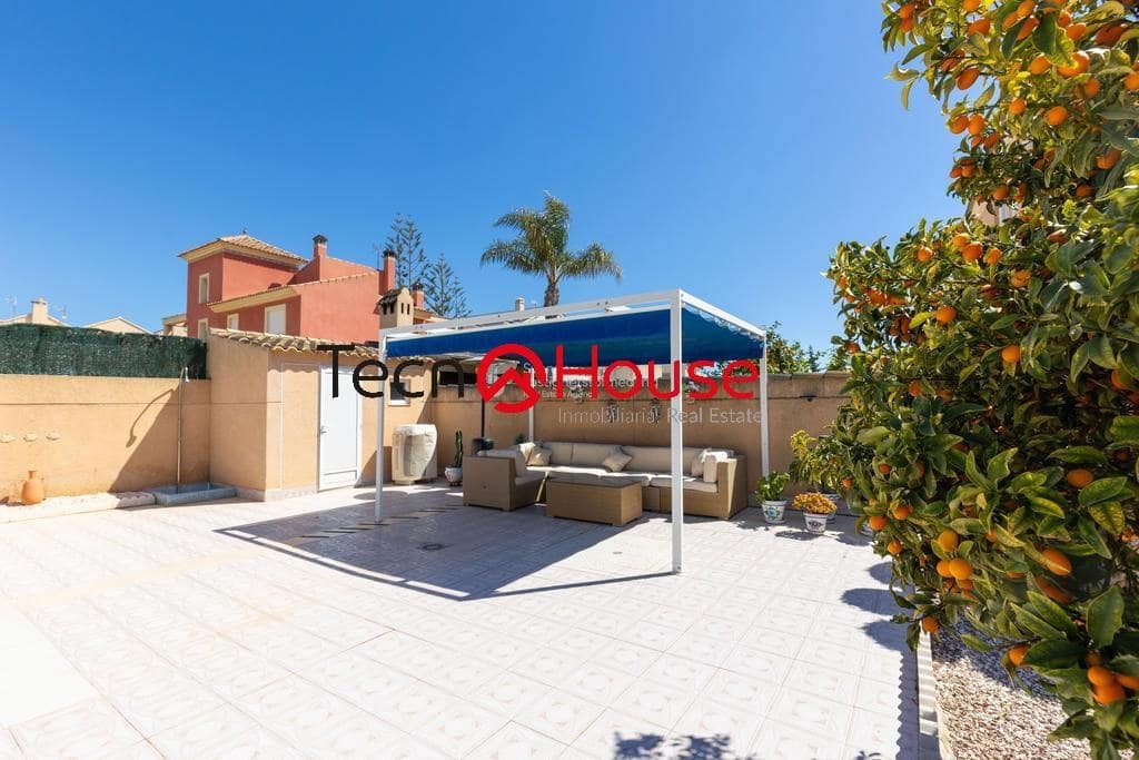 Chalet de 4 habitaciones en La Zenia en venta con piscina - 570.000 € (Ref: 9246091)