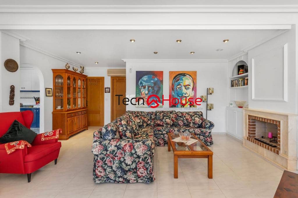 Chalet de 4 habitaciones en La Zenia en venta con piscina - 570.000 € (Ref: 9246091)