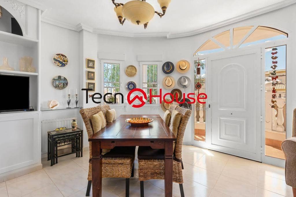 Chalet de 4 habitaciones en La Zenia en venta con piscina - 570.000 € (Ref: 9246091)