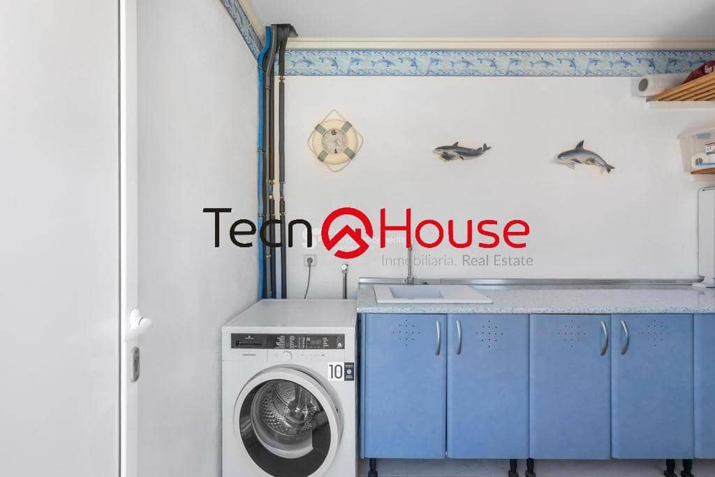 Chalet de 4 habitaciones en La Zenia en venta con piscina - 570.000 € (Ref: 9246091)