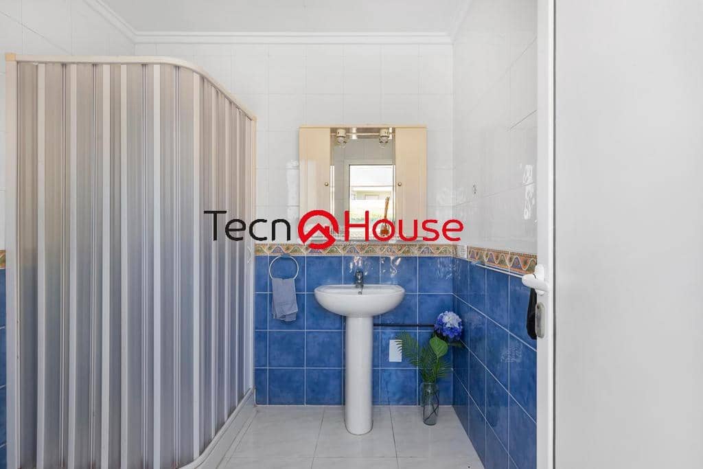 Chalet de 4 habitaciones en La Zenia en venta con piscina - 570.000 € (Ref: 9246091)