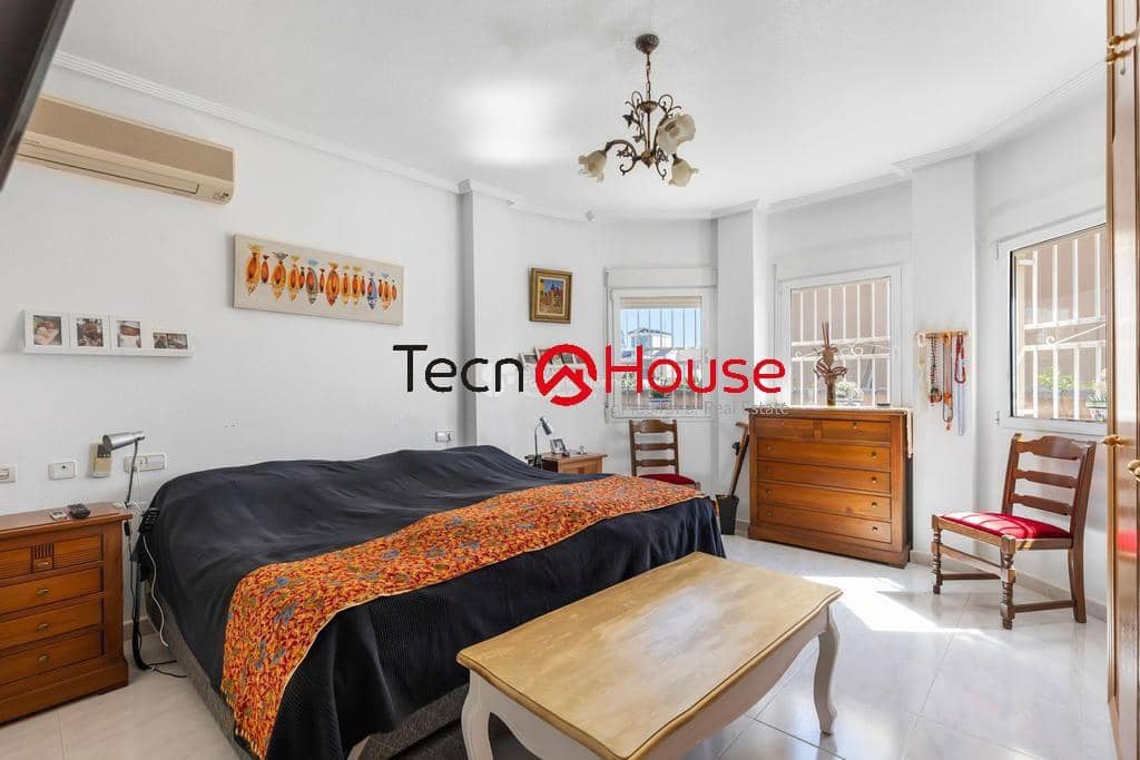 Chalet de 4 habitaciones en La Zenia en venta con piscina - 570.000 € (Ref: 9246091)