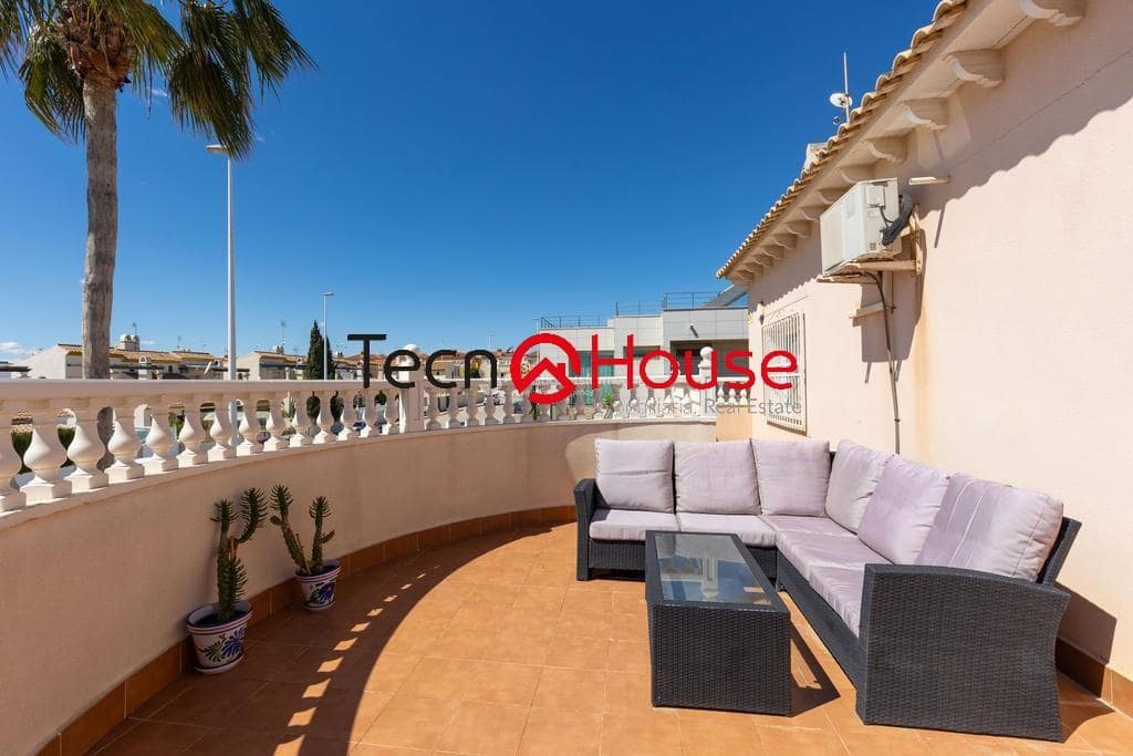 Chalet de 4 habitaciones en La Zenia en venta con piscina - 570.000 € (Ref: 9246091)
