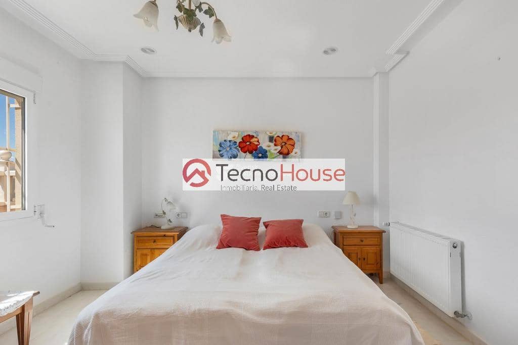 Chalet de 4 habitaciones en La Zenia en venta con piscina - 570.000 € (Ref: 9246091)