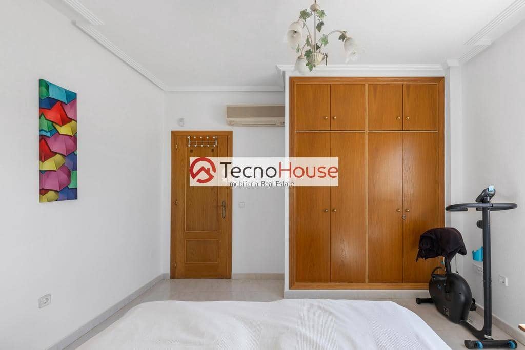 Chalet de 4 habitaciones en La Zenia en venta con piscina - 570.000 € (Ref: 9246091)