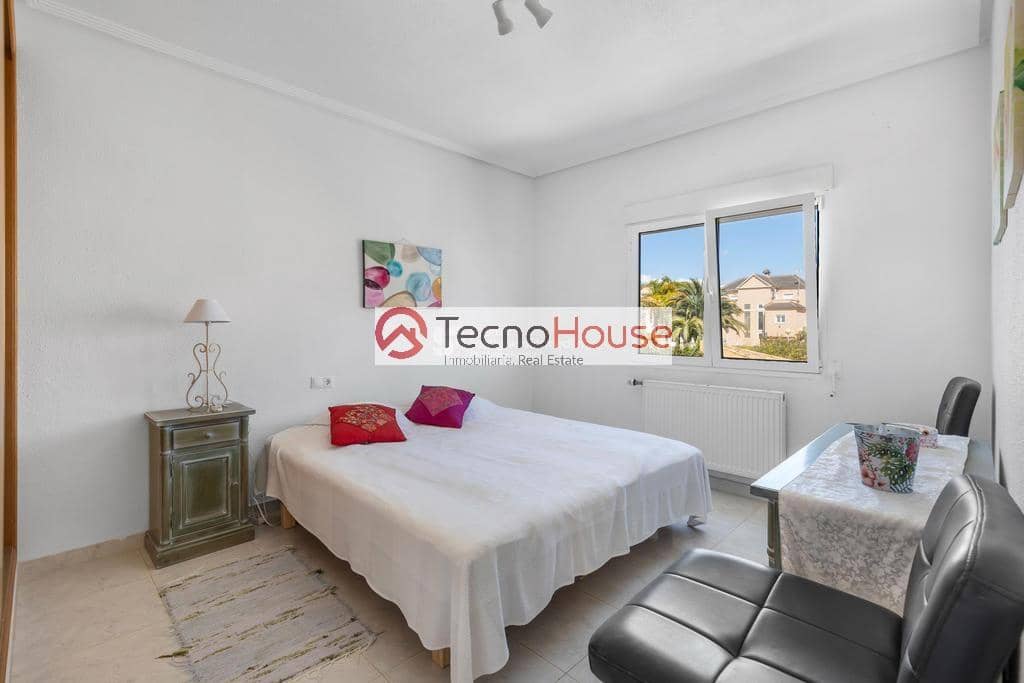 Chalet de 4 habitaciones en La Zenia en venta con piscina - 570.000 € (Ref: 9246091)