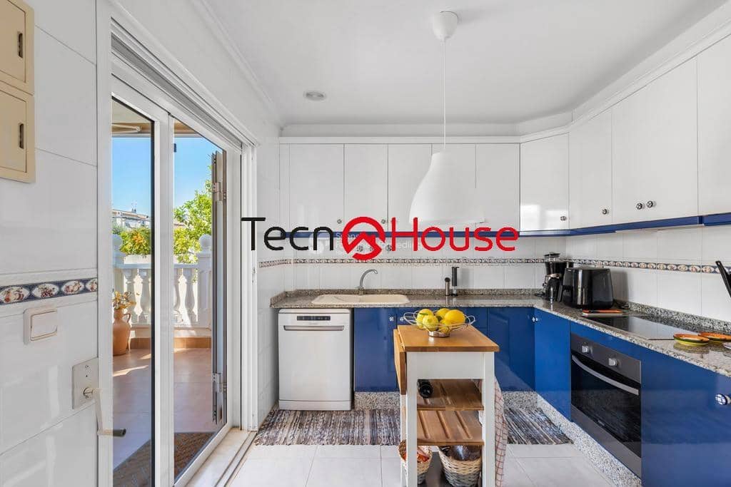 Chalet de 4 habitaciones en La Zenia en venta con piscina - 570.000 € (Ref: 9246091)