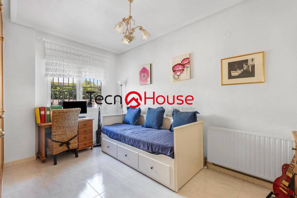 Chalet de 4 habitaciones en La Zenia en venta con piscina - 570.000 € (Ref: 9246091)