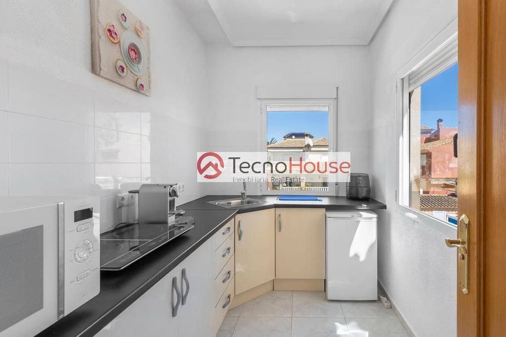 Chalet de 4 habitaciones en La Zenia en venta con piscina - 570.000 € (Ref: 9246091)