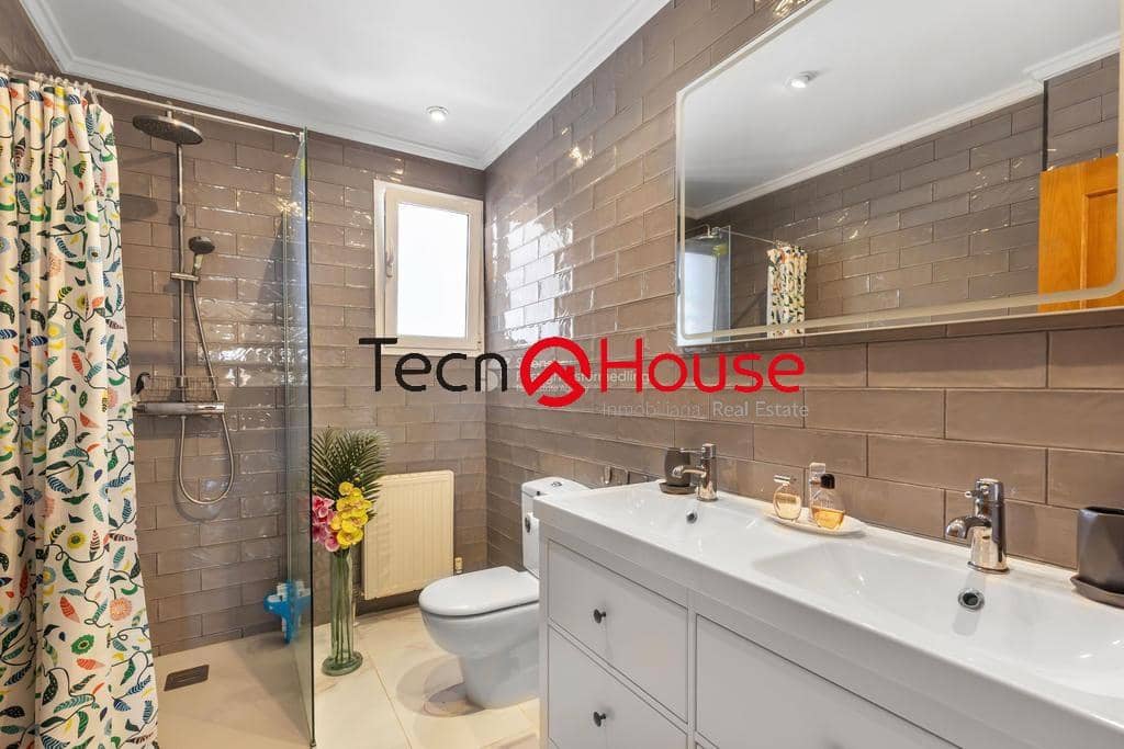 Chalet de 4 habitaciones en La Zenia en venta con piscina - 570.000 € (Ref: 9246091)