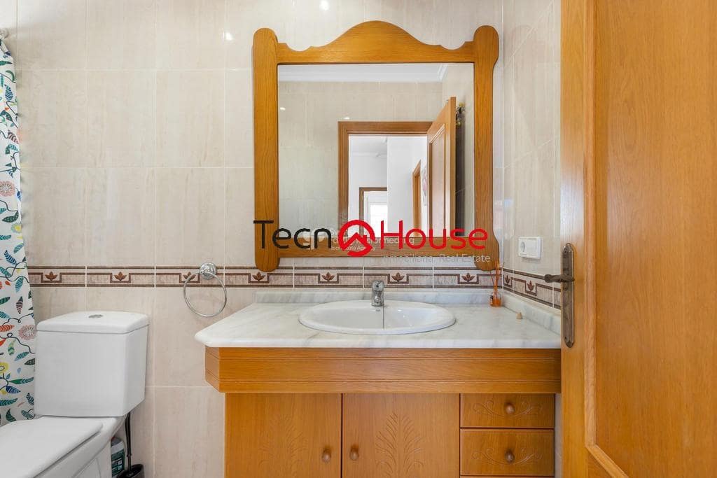 Chalet de 4 habitaciones en La Zenia en venta con piscina - 570.000 € (Ref: 9246091)