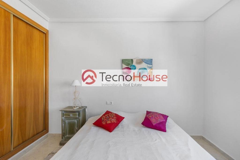 Chalet de 4 habitaciones en La Zenia en venta con piscina - 570.000 € (Ref: 9246091)