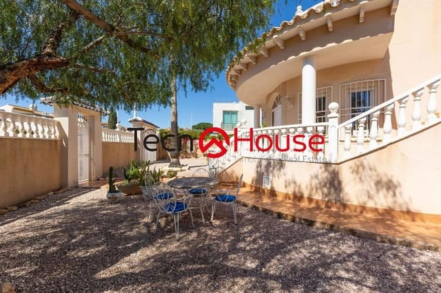 Chalet de 4 habitaciones en La Zenia, Orihuela en venta con piscina - 570.000 € (Ref: 9246091)