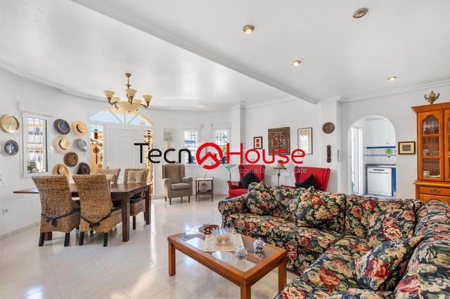 Chalet de 4 habitaciones en La Zenia, Orihuela en venta con piscina - 570.000 € (Ref: 9246091)