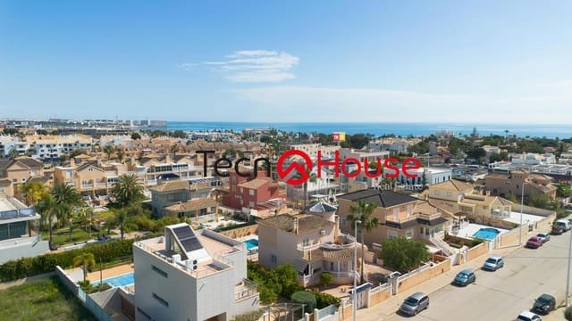 Chalet de 4 habitaciones en La Zenia, Orihuela en venta con piscina - 570.000 € (Ref: 9246091)