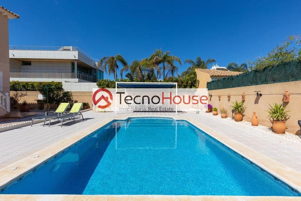 Chalet de 4 habitaciones en La Zenia en venta con piscina - 570.000 € (Ref: 9246091)