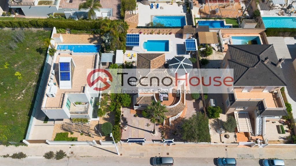 Chalet de 4 habitaciones en La Zenia en venta con piscina - 570.000 € (Ref: 9246091)