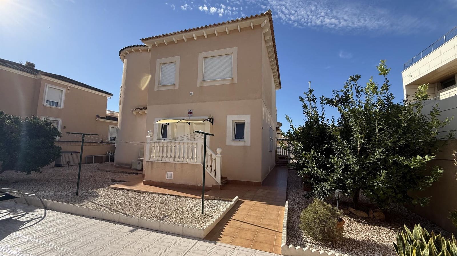 Chalet de 4 habitaciones en La Zenia en venta con piscina - 570.000 € (Ref: 9246091)